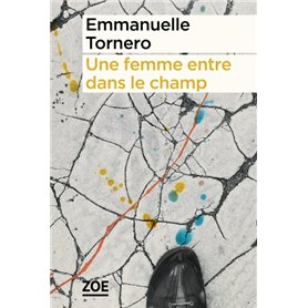 Une femme entre dans le champ