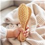 Green Sprouts Brosse d'apprentissage + peigne | Brosse d'apprentissage super douce pour les cheveux épais ou bouclés | Bois natu