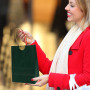grand sac en papier avec autocollants pour affaires
