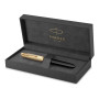Parker 51 Deluxe stylo plume | Corps noir et attributs dorés | Plume fine en or 18 carats | Cartouche d'encre noire | Livré dans