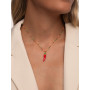 SINGULARU - Charm Piment. Laiton avec finition plaqué or 18 kt. Pendentif motif piment avec détails émaillés. Fermoir mousqueton