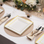 MATANA 20 Assiettes Carrées en Plastique Blanches avec Bordure Dorée, 24cm - Solides et Réutilisables - pour Anniversaires, Mari