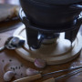 Baumalu 385051 Service à Fondue Fonte Noir avec Plateau en Bois, Métal
