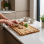 Planche à Découper en Bambou LARHN avec Poignée Intégrée - 38 x 25 cm