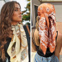 DRESHOW 4 Pack Femmes Grand Foulards Carrés Satin Foulards Cheveux Accessoires Soie Carrés Motifs Classiques Bandanas Plage