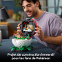 LEGO Pokémon Poké Ball Moments Culte de Dresseur - Maquette pour Adulte avec Figurines de Pikachu, Évoli & 2 Minifigurines - Déc